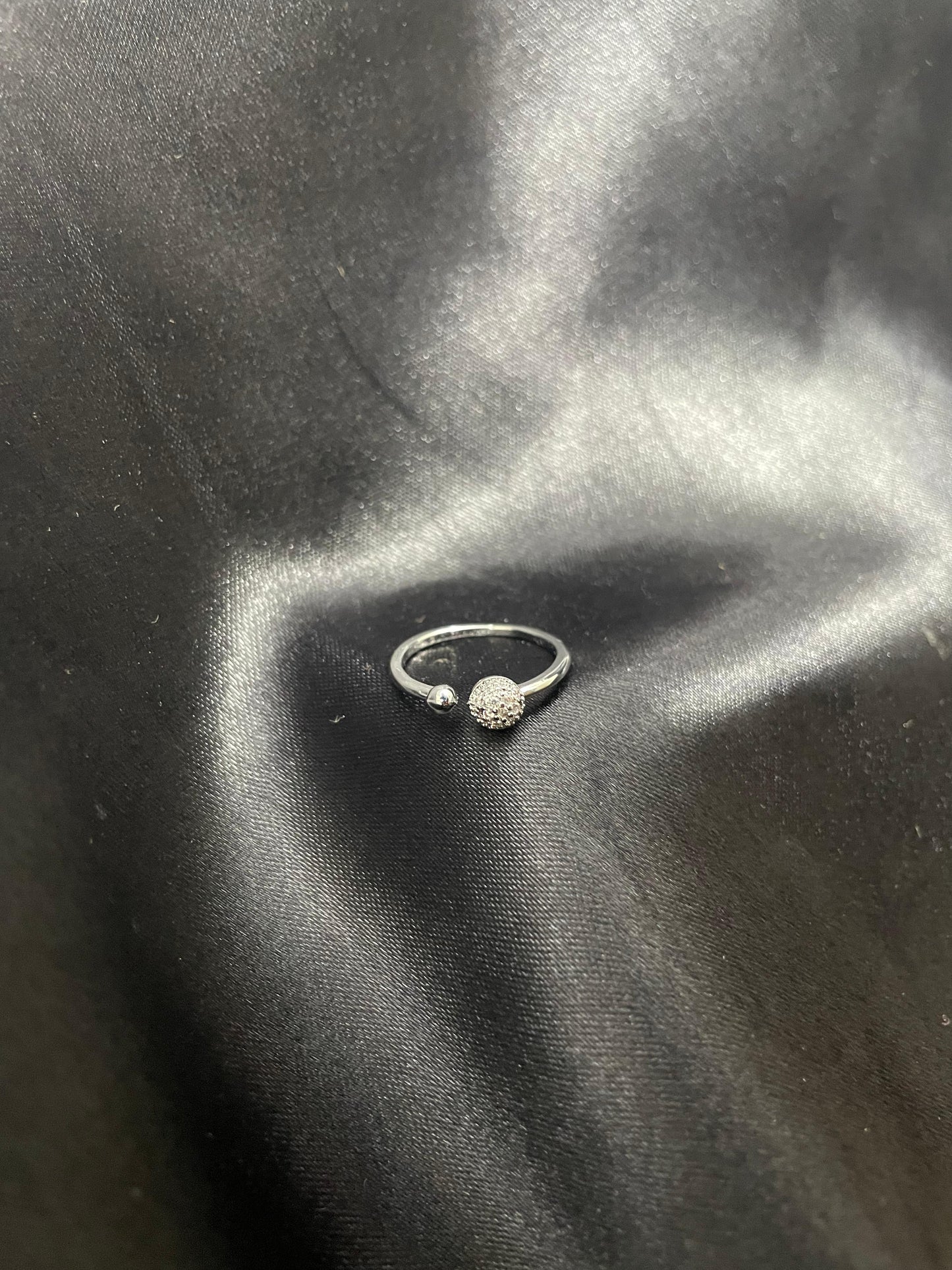 Adroba ball Ring